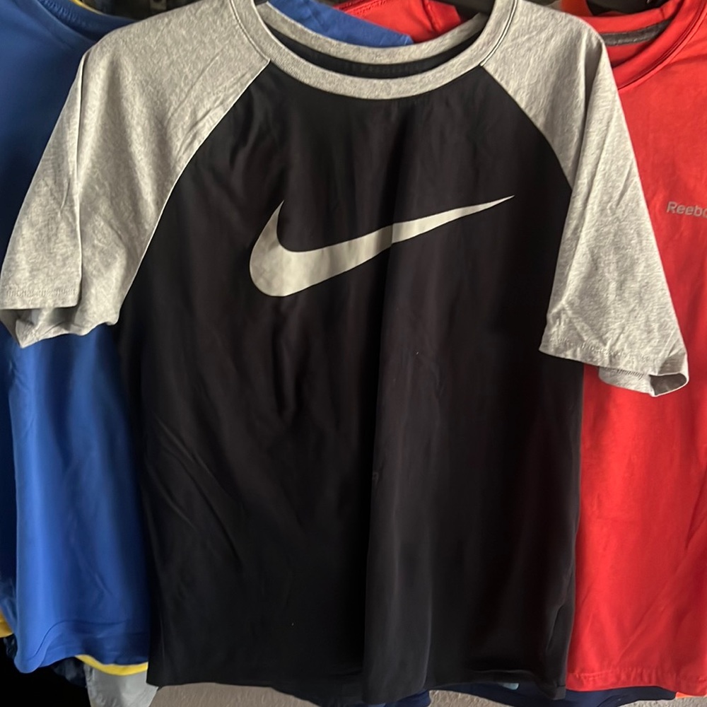 Nike athletic cut size Large tee
